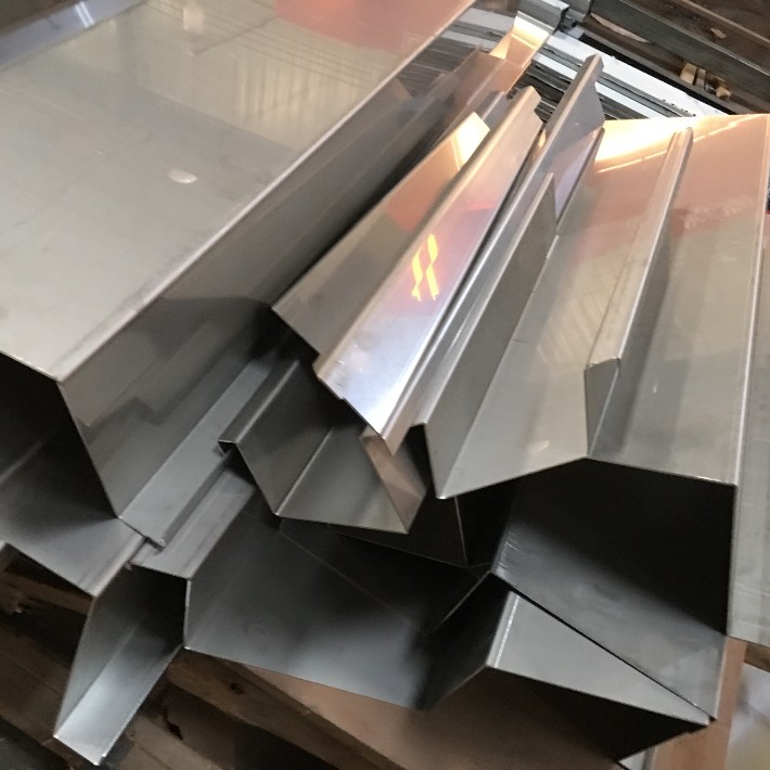 不銹鋼家居裝飾構(gòu)件的應(yīng)用 定制圓形包邊柱、踢腳線與排水檔條